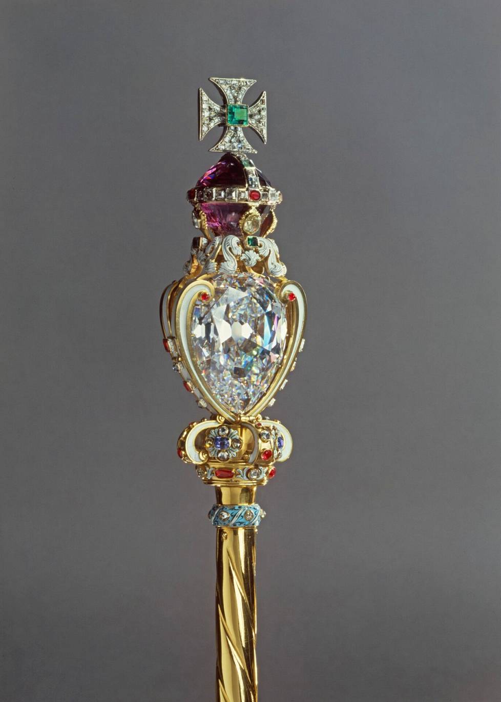 Kruunajaisvaltikkaan on upotettu yksi maailman arvokkaimmista timanteista.