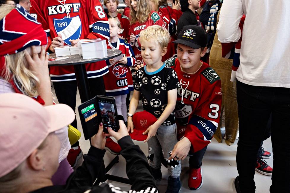 Goalkeeper Roope Taponen posed in a group photo with 6-year-old Kasper Penttinen at the fan event of HIFK's league team in the ice hall in Helsinki.