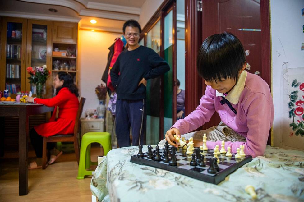 Xiao Weiwei pelaa mielellään molempia puolia shakissa. Isä Xiao Jun seuraa tyttären puuhia.