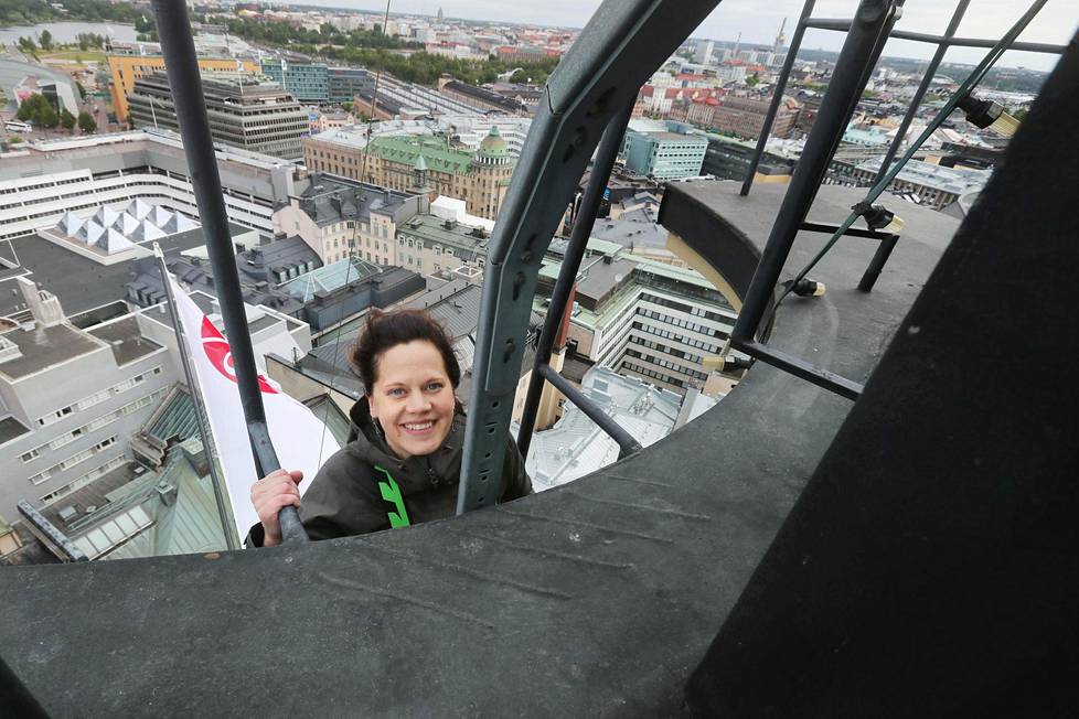 Soveltavan kaupunkimeteorologian apulaisprofessori Leena Järvi käy mittausasemallaan hotelli Tornin katolla noin kerran kolmessa kuukaudessa.