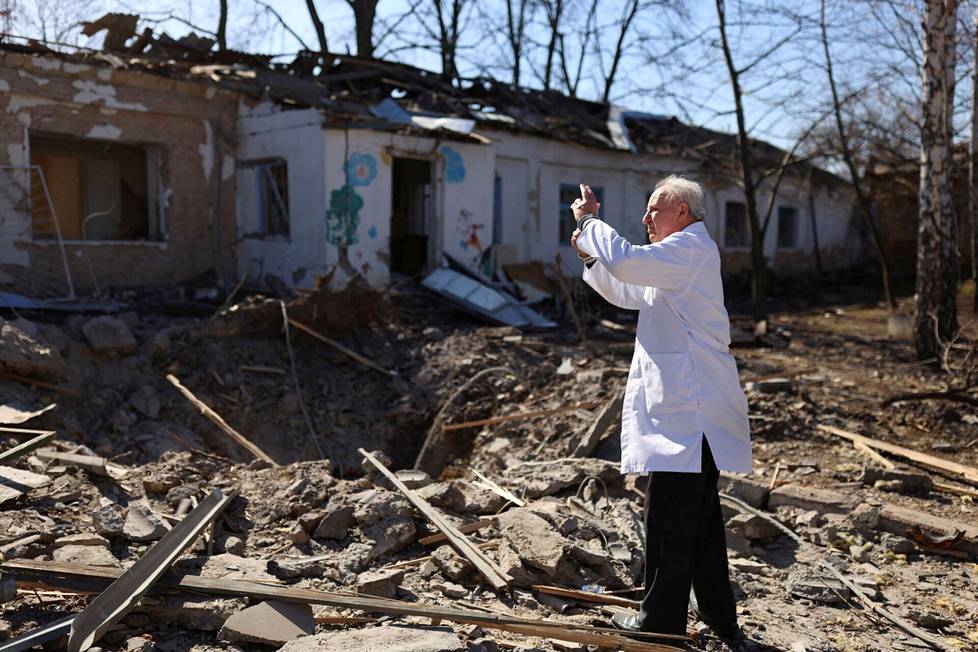 Lääkäri Anatolii Pavlov otti kuvia pommituksissa tuhoutuneesta psykiatrisesta sairaalasta Mykolajivissa.