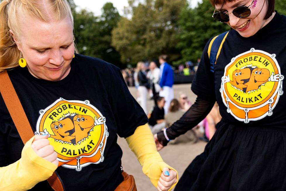 Sara Juntuse and Juuli Qvick were wearing Fröbel's Palikoide fan shirts.