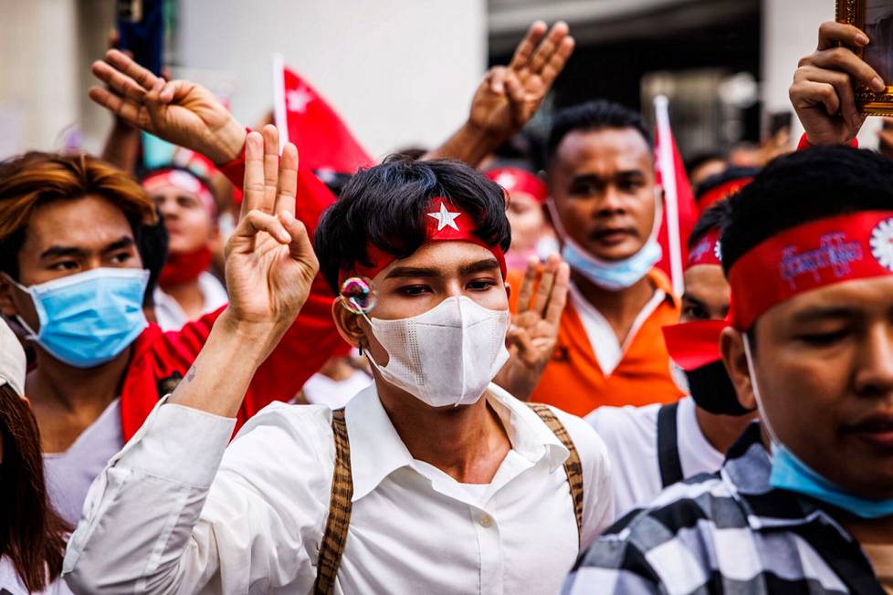 Bangkokissa Thaimaassa myanmarilaiset vierastyöläiset osoittivat tukeaan kotimaansa oppositioliikkeelle.