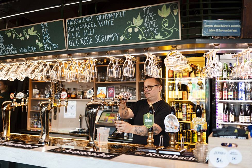Ravintolapäällikkö Jerome Mikkonen laskee juomaa St. Urho’s Pubissa.