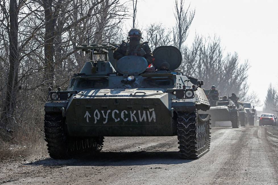 Separatistien joukkoja Donetskin alueella 12. maaliskuuta. Etupanssarissa lukee ”venäläinen”.