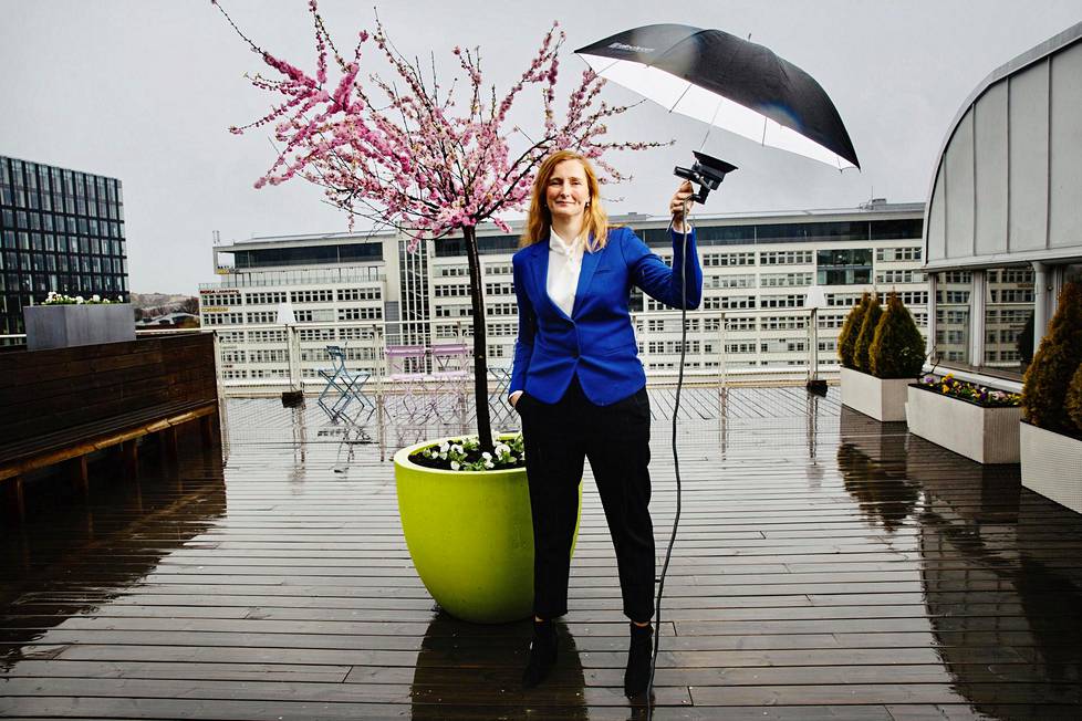 Annica Bresky kuvattiin Stora Enson Tukholman-toimitilojen kattoterassilla sateisessa kevätsäässä.