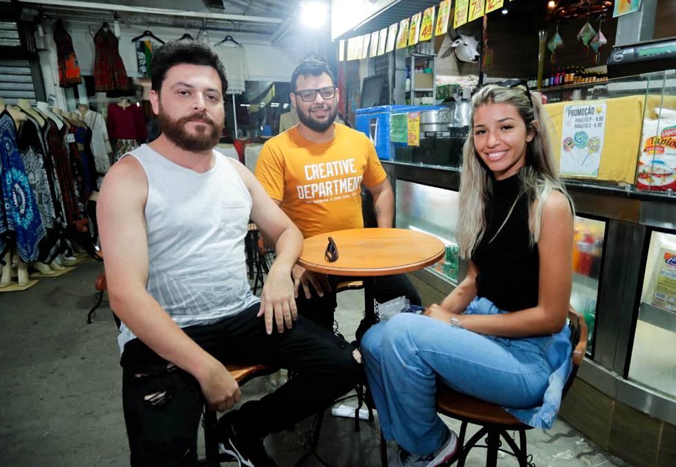 Isabela Gomes (oik.), Pablo Luz ja Lucas Biaco pitivät taukoa São Cristóvãon torilla Rio de Janeirossa.