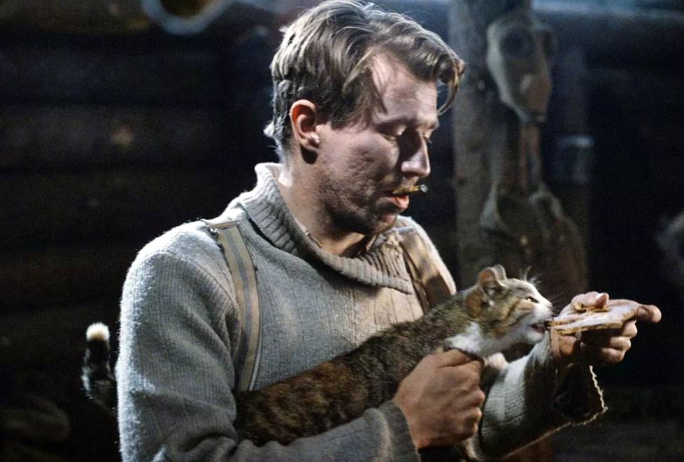 Kuvausjärjestelijä Raimo Mikkola löysi sotamies Arvi Huhtalan (roolissa Martti Suosalo) korsukohtausta varten sellaisen kissan, jolle kelpasi näkkileipä. 