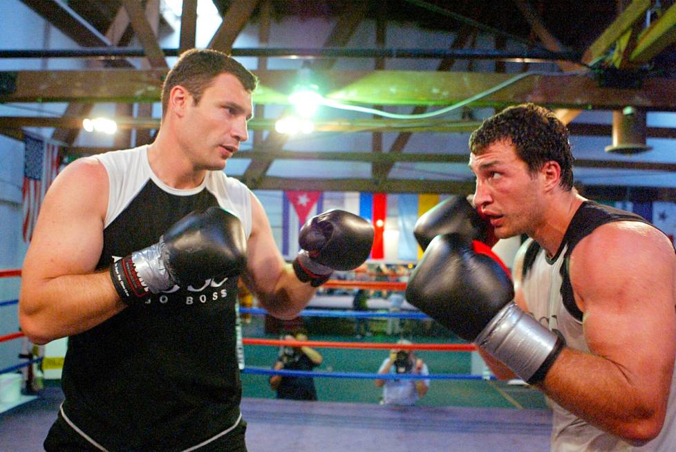 Vitali Klitško (left) prepares for a match, Vladimir is a training buddy.  Press training in September 2004 in Los Angeles.