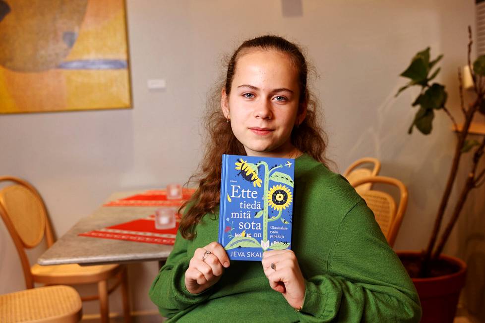 Ukrainasta sotaa paennut Jeva on omistanut päiväkirjansa mummilleen, joka on kulkenut aina hänen rinnallaan.