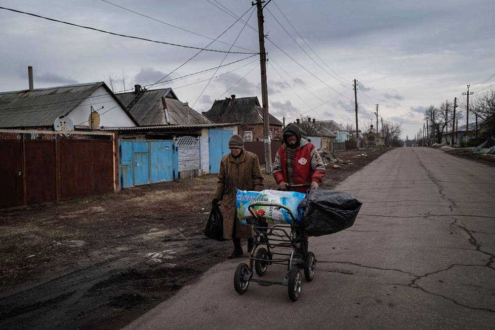 Residents fleeing the bombed-out Marinka.