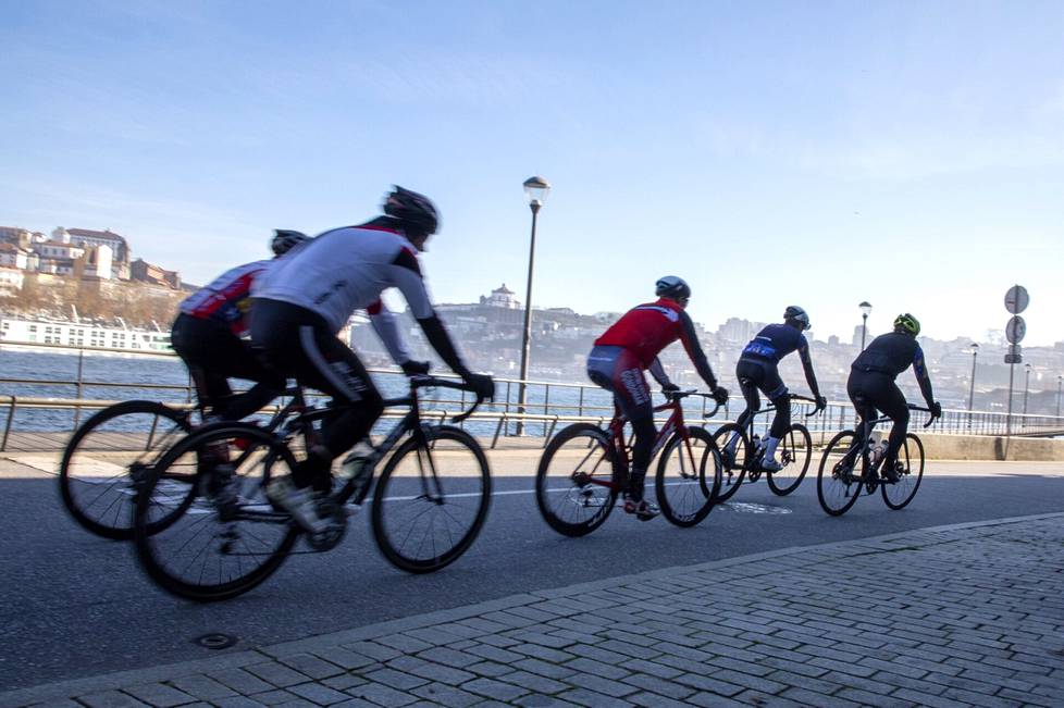 Kilpapyöräilijöiden treenijoukot ovat yleinen näky Vila Nova de Gaian reiteillä Dourojoen varrella. Vastarannalla näkyy Portugalin kakkoskaupunki Porto.