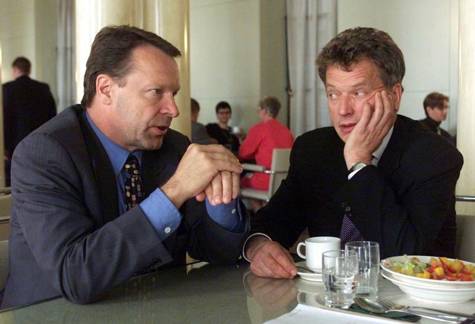 Suomen Pankin johtajaehdokas, kansanedustaja Ilkka Kanerva ja valtiovarainministeri Sauli Niinistö eduskunnan kahvilassa syyskuun alussa 2000.