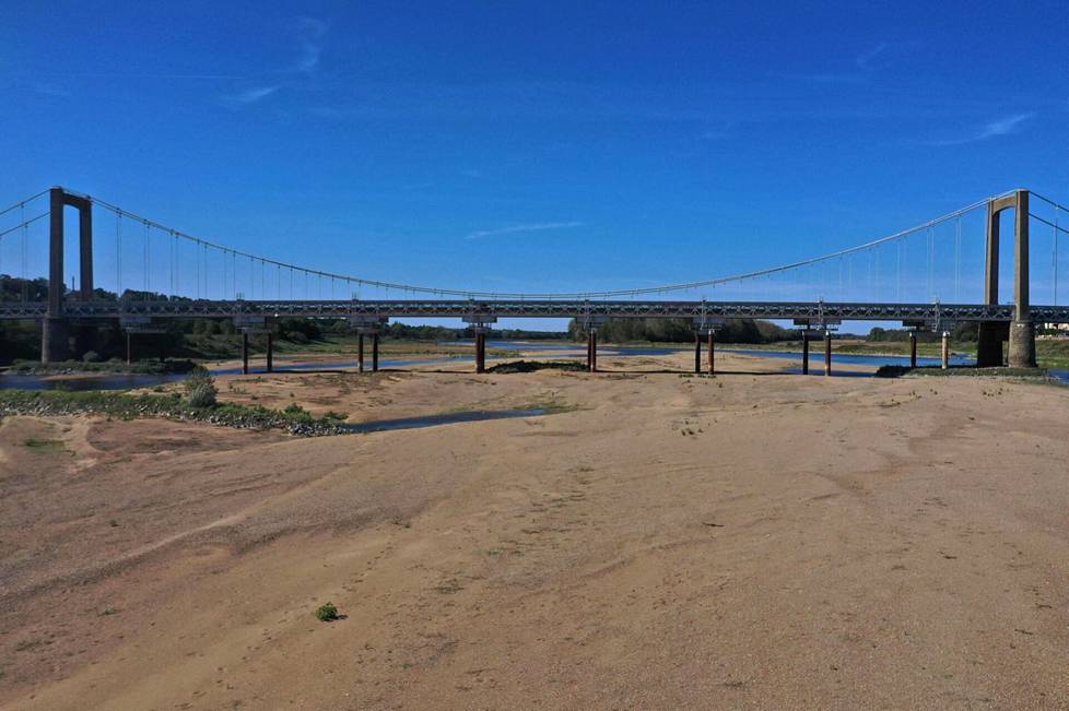 Loirejoki kärsi yhä viime viikolla kuivuudesta Loireauxencessa Länsi-Ranskassa.