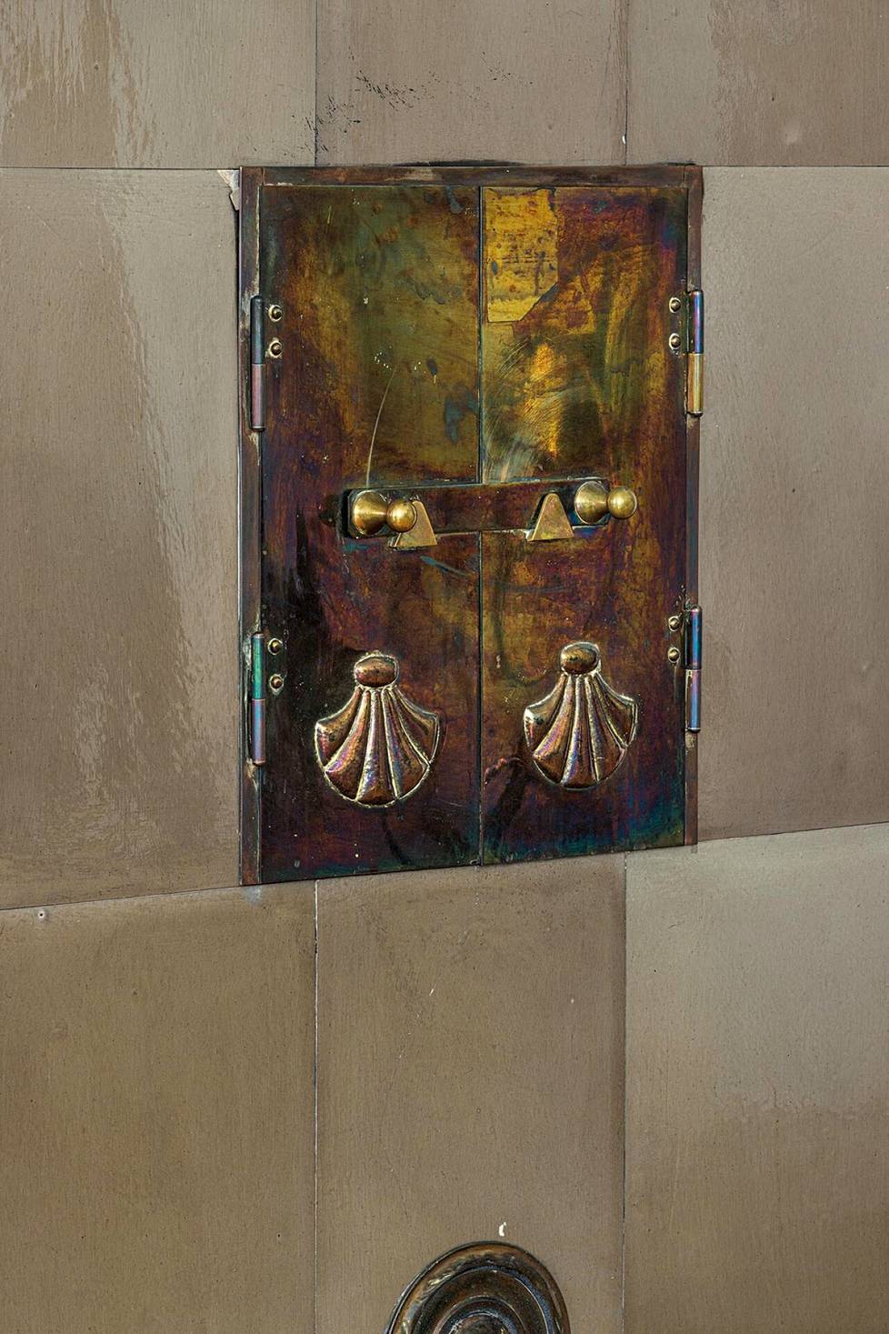 Jugend is known to be a celebration of details.  Here is the decorative oven door of a kakluna made of three types of tiles. 