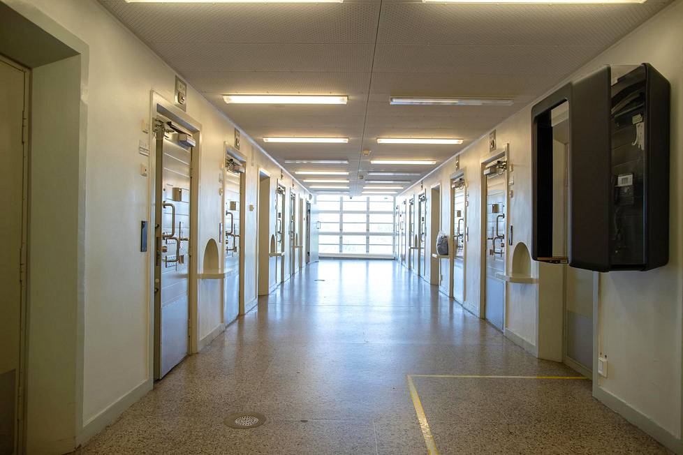 Riihimäen vankilan C3-osasto, joka oli aikaisemmin normaaleja osastoja suljetumpi. Oikeusasiamiehen puututtua asiaan tilanne muuttui ja osastolle sijoitettiin suomalais-, irakilais- ja afrikkalaistaustaisia vankeja.