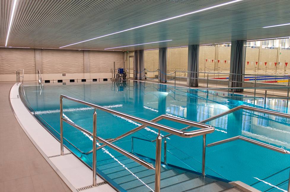The second wall of the multi-purpose and rehabilitation pool has screens from which you can watch virtual water sports.