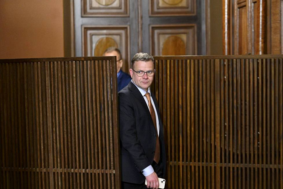 Hallituksen muodostaja Petteri Orpo saapui tiedotustilaisuuteensa Säätytalolla Helsingissä torstaina.