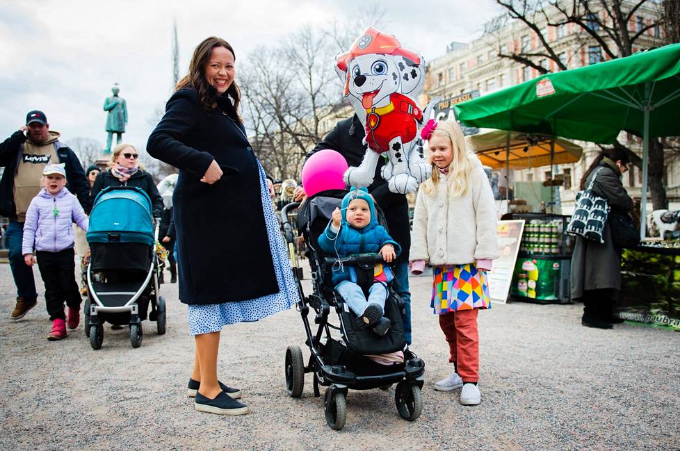 Maija (vas.), Alexander, Markus ja Aida Sormaala tulivat tunnelmoimaan vappua Esplanadin puistoon tuhansien muiden kanssa. Alexander valitsi itselleen Ryhmä Hau -ilmapallon.