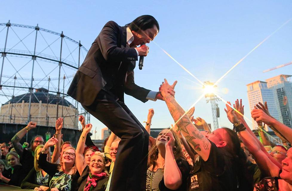 Nick Cave otti kontaktia yleisöönsä Flow-festivaalin lavalla sunnuntai-iltana.