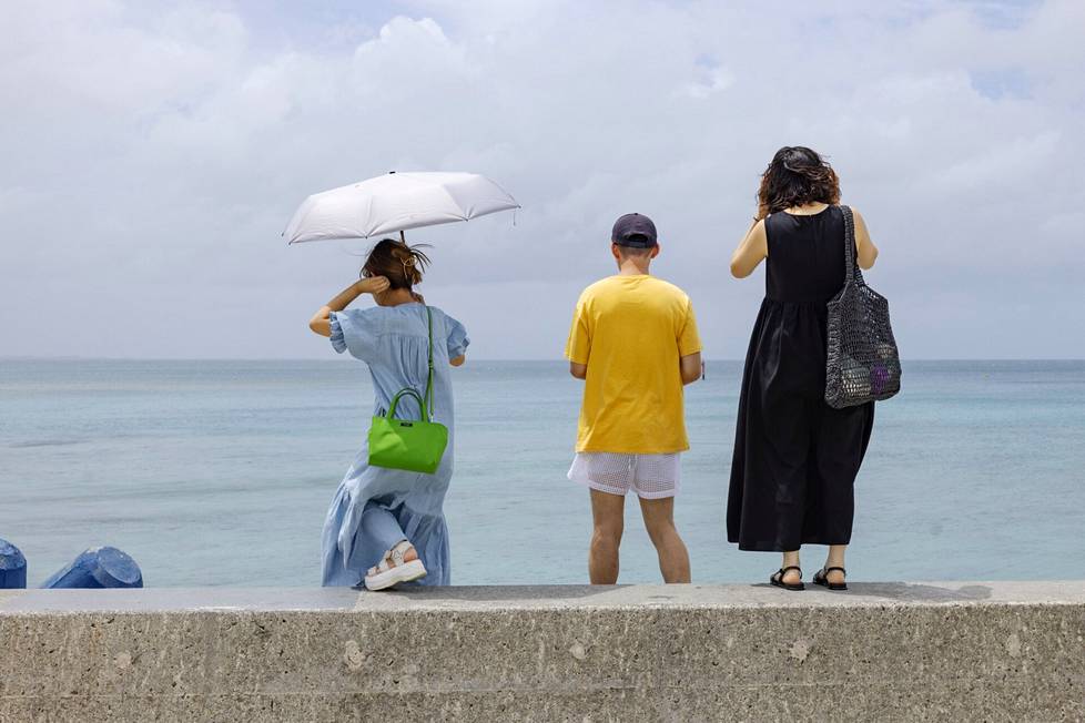 Many Japanese people protect themselves from the sun with shades.