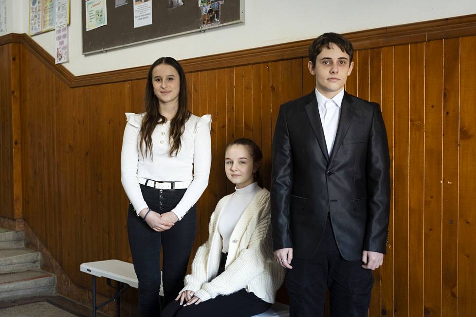 Oleksandra Marzinec, Bianka Sztojanovic ja Roland Juhasz ovat yläasteen oppilaita. Biankan perheessä puhutaan ukrainaa, muille se on vieras kieli.