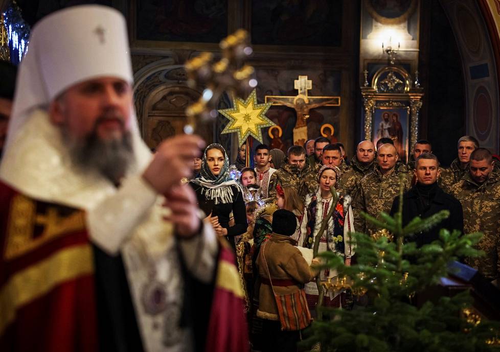 Sotilaat osallistuvat Ukrainan asevoimien erikoispalvelukseen Pyhän Mikaelin  katedraalissa ortodoksisten joulujuhlien vihkimisen yhteydessä Kiovassa, 6. tammikuuta.
