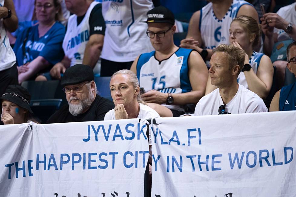 The hundreds of Finnish fans in the Okinawa arena were disappointed in the opening match.