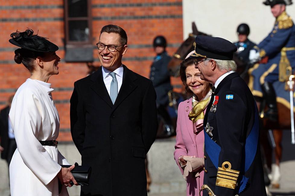 President Alexander Stubb and his wife Suzanne Innes-Stubb met King Karl XVI Gustav and Queen Silvia at the royal stables in Stockholm.