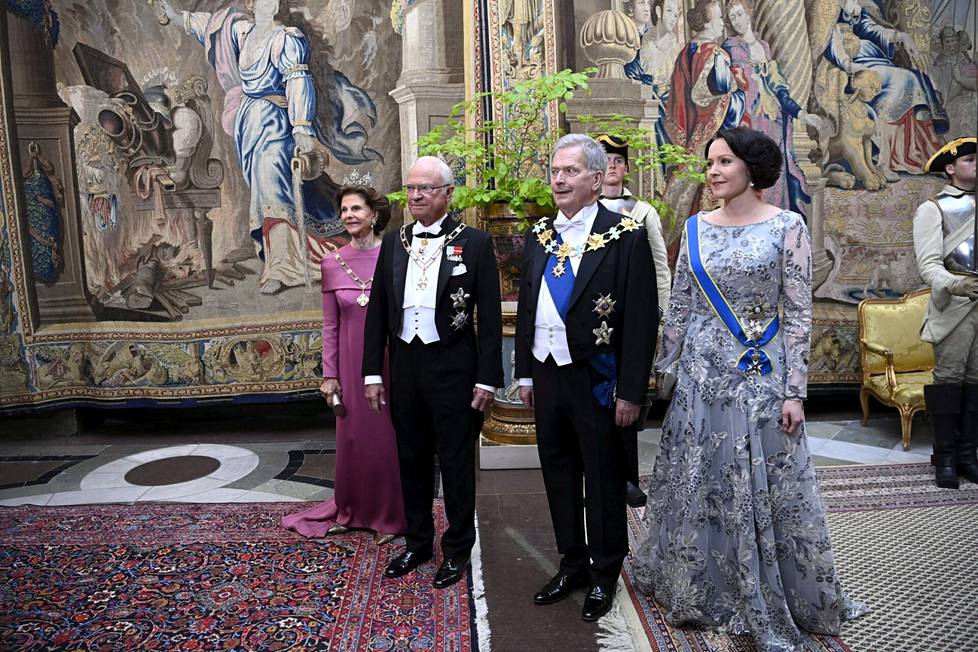 Kuningatar Silvia (vas.), kuningas Kaarle XVI Kustaa, tasavallan presidentti Sauli Niinistö ja rouva Jenni Haukio saapuivat valtiovierailun kunniaksi järjestetylle illalliselle kahdeksan aikoihin Ruotsin aikaa.