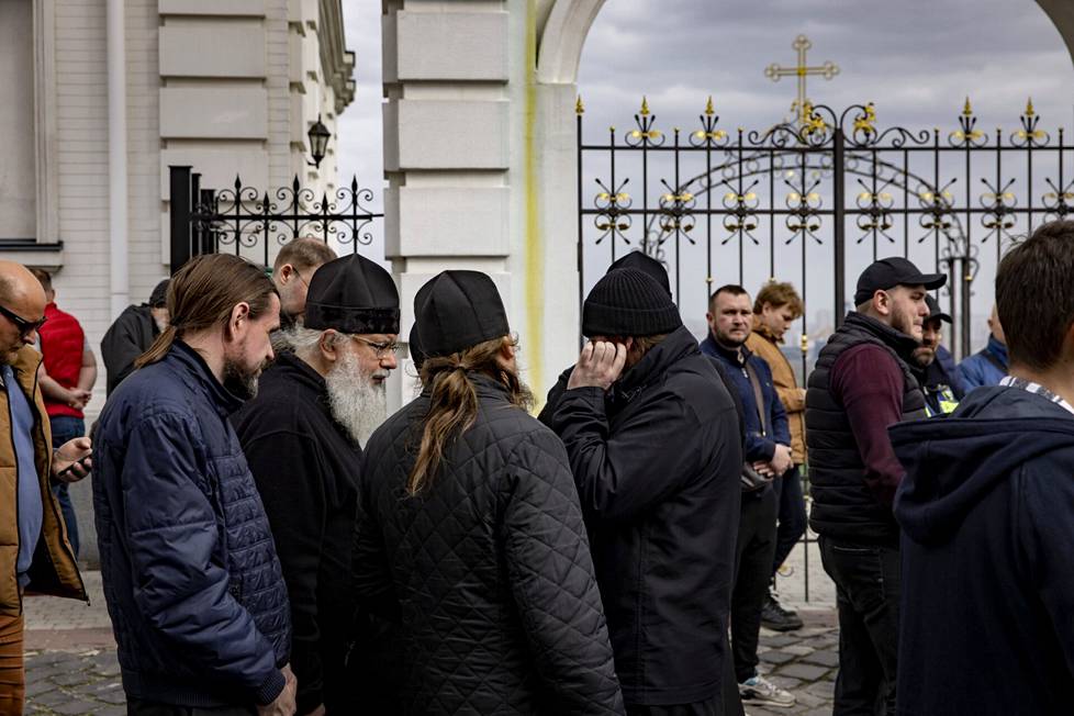 Lavrassa on parisataa Moskovan patriarkaatin munkkia. He eivät puhu lehdistölle.