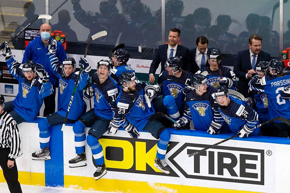 Suomen joukkue pääsi juhlimaan pronssimitalia, kun Venäjä kukistui.
