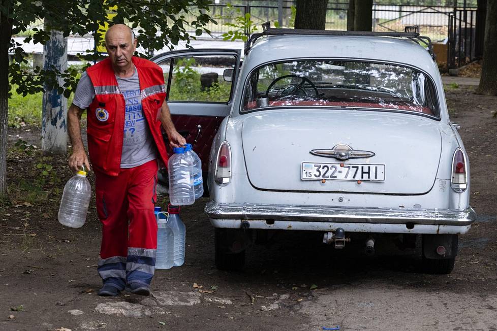 Ambulanssinkuljettaja Aleksandr Kuomanitski autollaan vettä perheelleen.