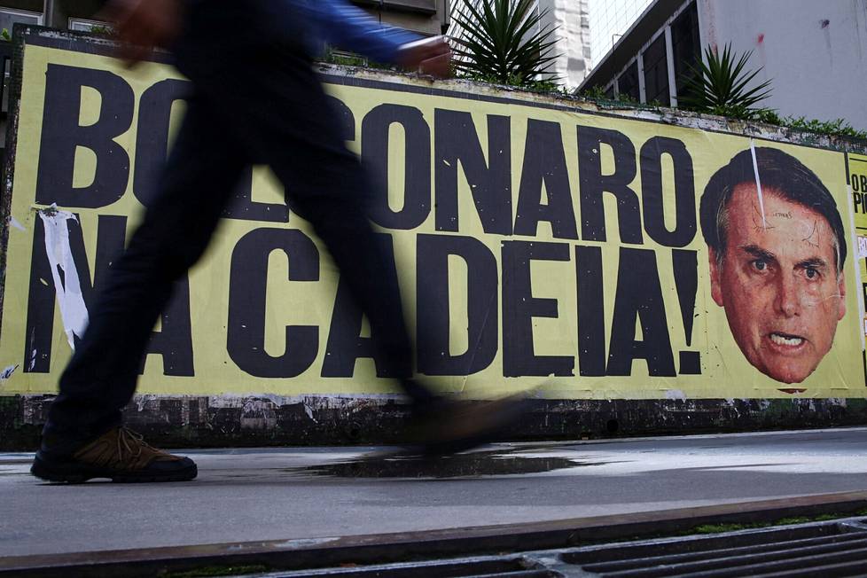 Brasilian presidentti Jair Bolsonaro toivotetaan vankilaan kyltissä São Paulossa.