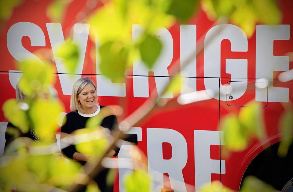 Ruotsin pääministeri Magdalena Andersson kiersi sunnuntaina Ruotsia punaisella kampanjabussillaan.