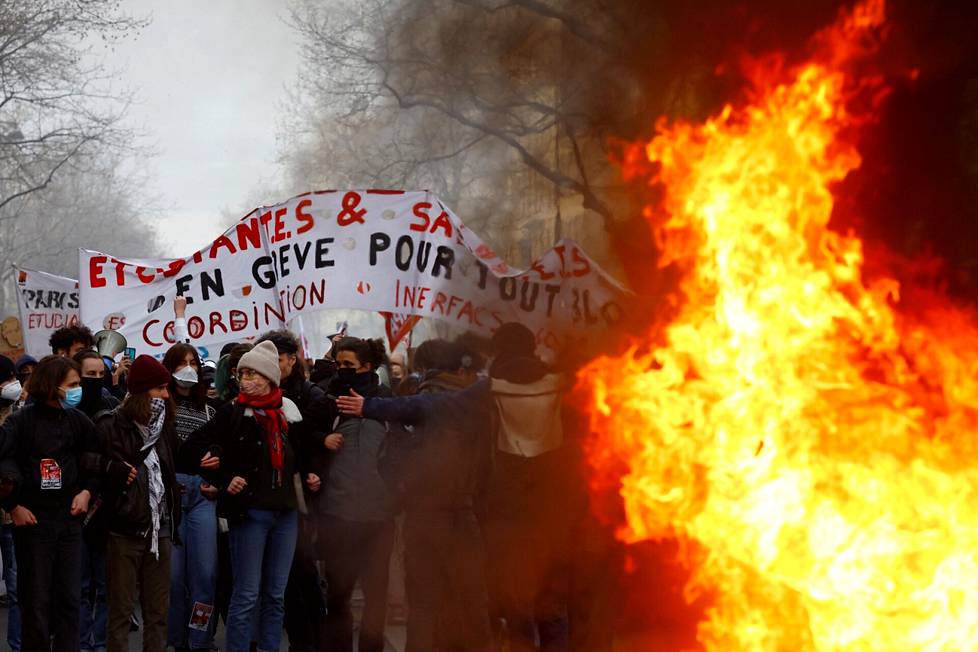 Ranskalaisopiskelijoita eläkeuudistuksen vastaisissa mielenosoituksissa 28. maaliskuuta 2023.