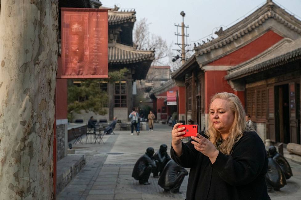 Rebekka Mikkola on käymässä ensimmäistä kertaa Kiinassa sen jälkeen kun hänestä tuli siellä somevaikuttaja ja julkkis. Tiistaina hän otti kuvia pekingiläisen teehuoneen ulkopuolella.