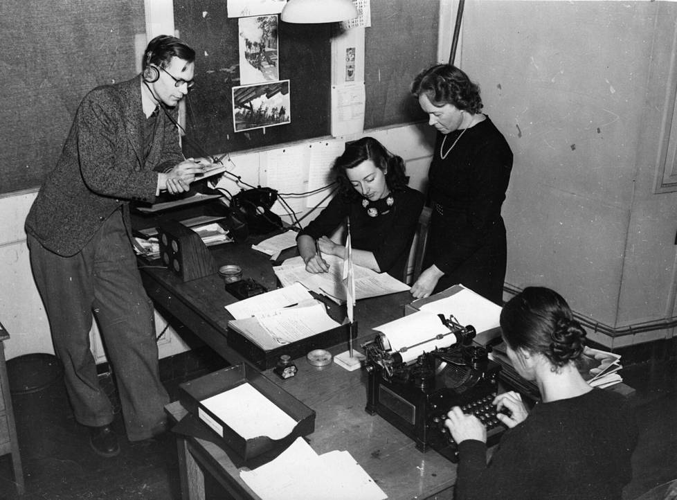 View from the BBC's Finnish-language section in 1946. Radio broadcasts provided Finns with a worldview to the west.  Pictured are Max Jakobson (left), Marie Anthony, Greta Kivinen and K. Savory.