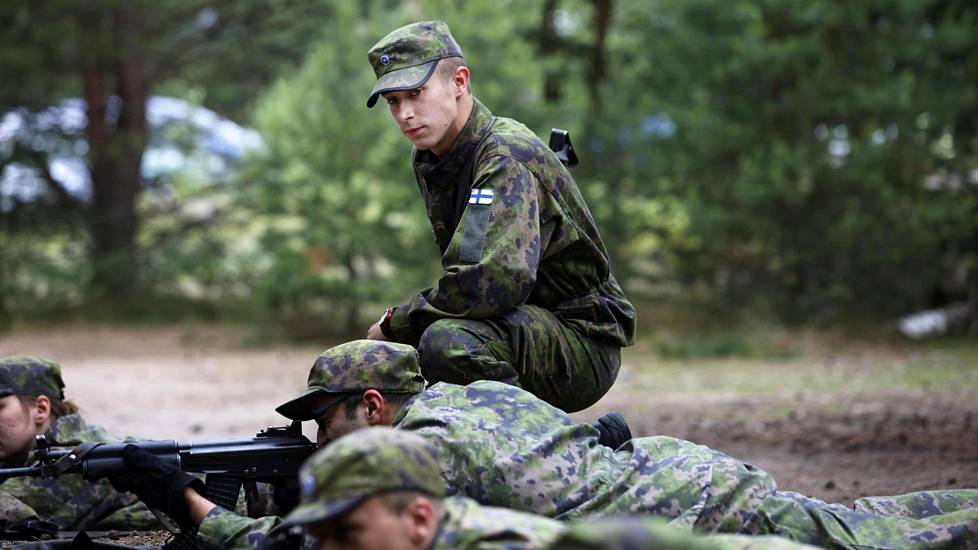 Alikersantti Jimi Sassi koulutti rynnäkkökiväärin käyttöön viime viikon perjantaina Santahaminan sotilasalueella Helsingissä.