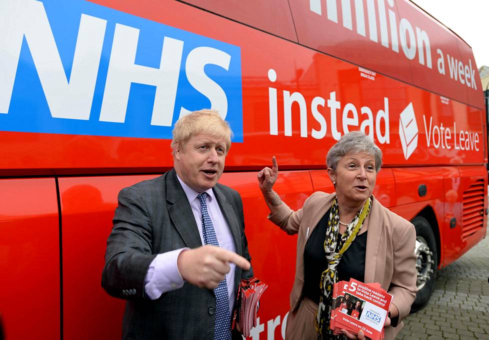 Boris Johnson ja parlamentin jäsen Gisela Stuart brexit-kampanjabussin edessä 2016.