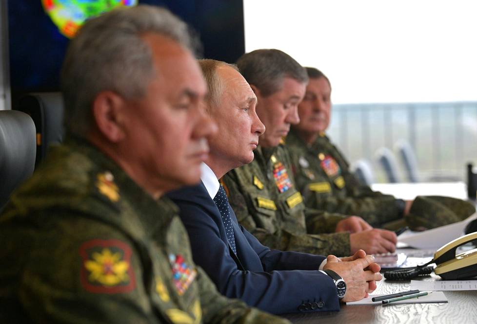 Sergei Šoigu (vas.), Vladimir Putin ja Valeri Gerasimov (toinen oik.) seurasivat Zapad 2021 -sotaharjoitusta Mulinon harjoitusalueella.