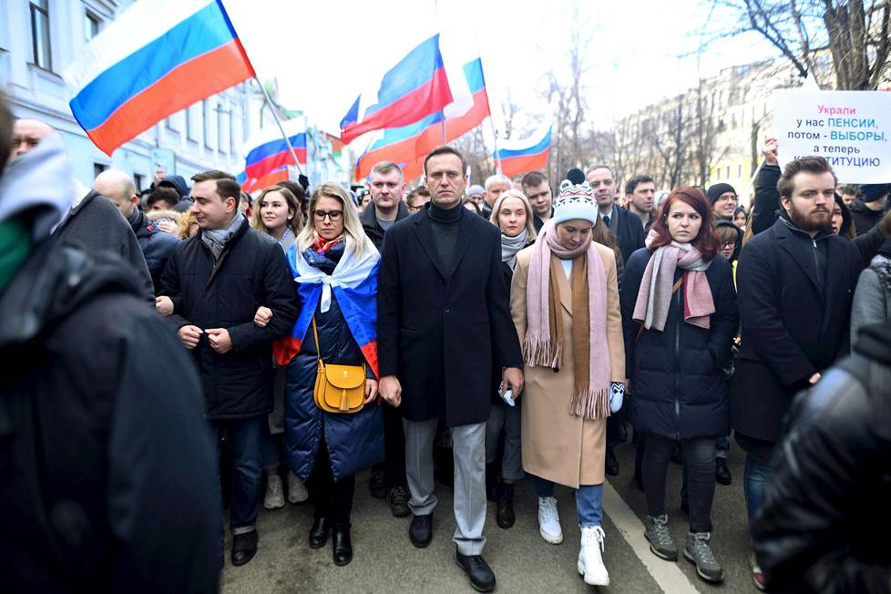 Aleksei Navalnyi marssi murhatun Boris Nemtsovin kunniaksi järjestetyssä mielenosoituksessa helmikuussa 2020. Vierellä olivat juristi Ljubov Sobol (vas.), vaimo Julia Navalnaja sekä lehdistösihteeri Kira Jarmyš.