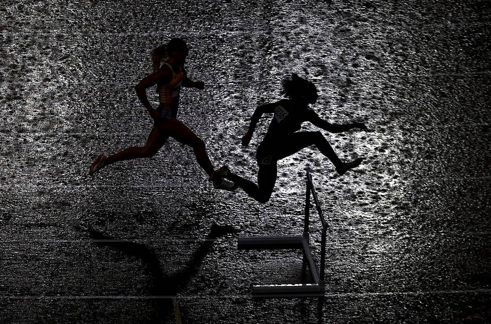 2. elokuuta. Naisten 400 metrin aitajuoksukisojen semifinaalin aikaan Tokion olympiastadionilla satoi. Finaalin voitti Yhdysvaltain Sydney McLaughlin.