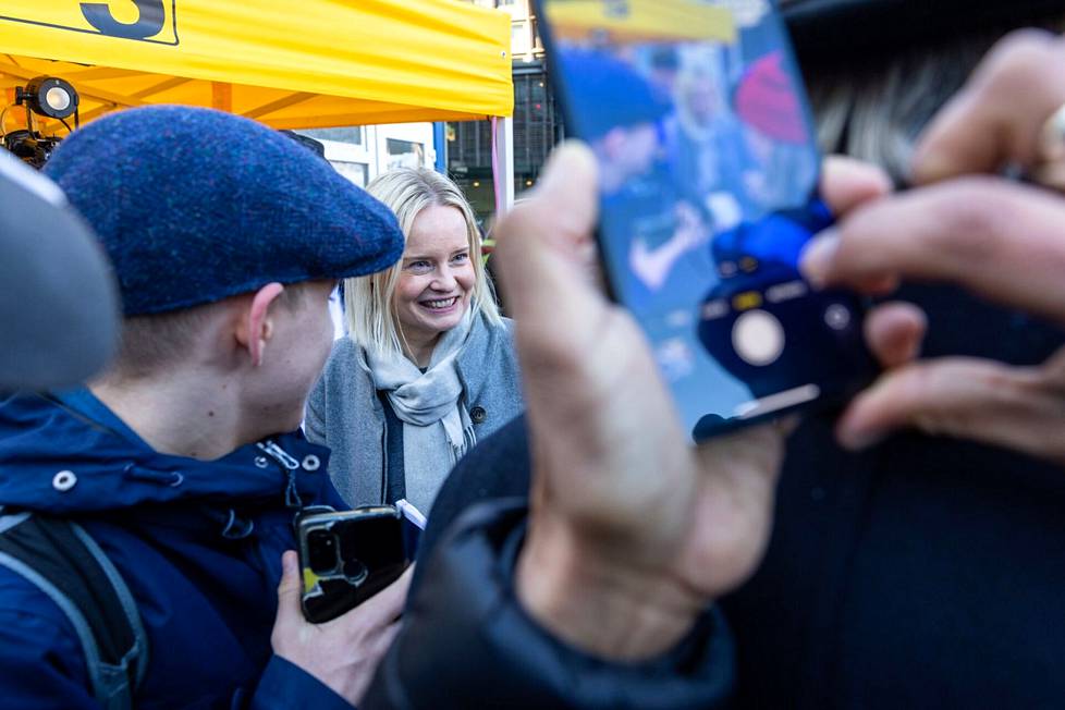 Riikka Purra, chairperson of the Basic Finns, met voters in Helsinki's Narinkkatori on Wednesday. 