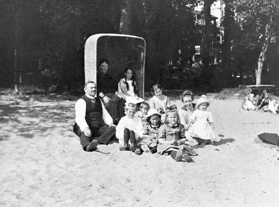 Ihmisiä huvila Bergbackan rannassa Vuosaaressa vuonna 1913.