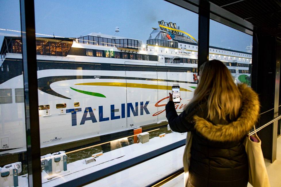 Ihmiset ottivat kuvia My Star -aluksen saapuessa Helsingin Länsisatamaan.