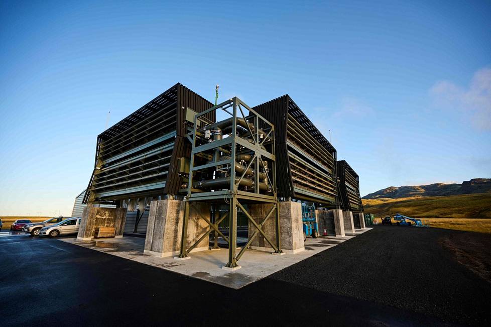 Sveitsiläinen Climeworks avasi vuonna 2021 Islantiin laitoksen, joka hautaa vuosittain neljä tonnia talteen otettua hiilidioksidia mineraalimuodossa.