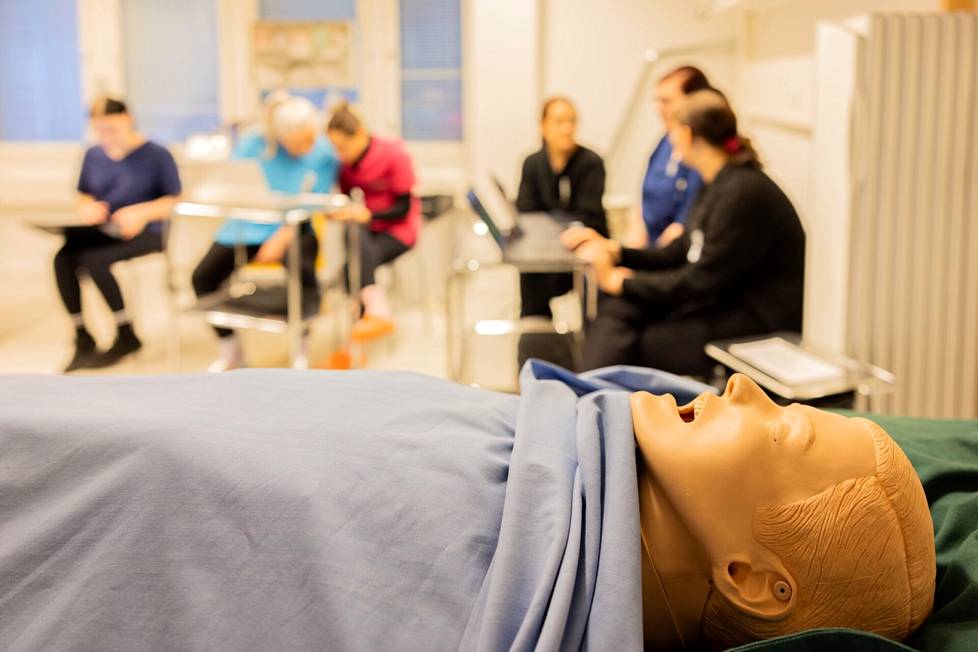 Turun ammatti­korkeakoulun sairaan­hoitaja­opiskelijat harjoittelevat leikkaus­salin hoito­työtä simulaatioilla. Harjoituksissa käytetään nukkeja ja potilas­näyttelijöitä. 