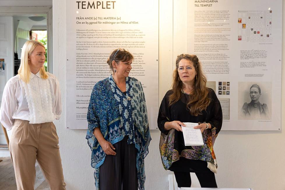 Arkkitehdit Åsa Landahl (vas.) ja Maria Berezecki Mårtensson sekä taidepedagogi Lene Hay esittelivät temppelisuunnitelmaansa Venin kulttuuritalossa perjantaina 22. heinäkuuta.