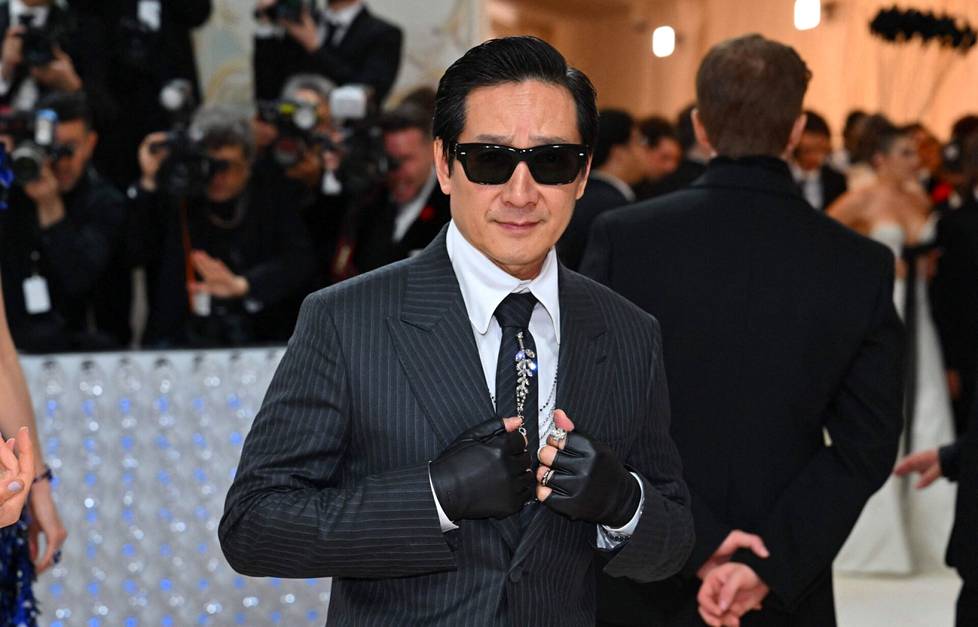 Näyttelijä Ke Huy Quan kunnioitti Lagerfeldia muun muassa pukemalla nahkakäsineet, jollaiset kuuluivat Lagerfeldin oman tyylin tavaramerkkiin.
